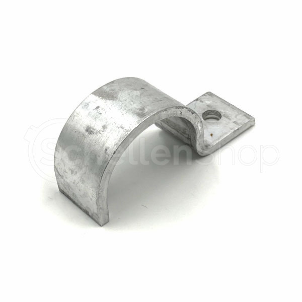 Einlaschige Rohrschelle nach DIN 5532 aus Aluminium zur sicheren Befestigung von Rohren und Leitungen. Einlaschige Rohrschelle nach DIN 5532 aus Aluminium, silbergrau, mit C-förmigem Profil und flacher Befestigungslasche mit Bohrloch, von oben leicht schräg abgebildet.