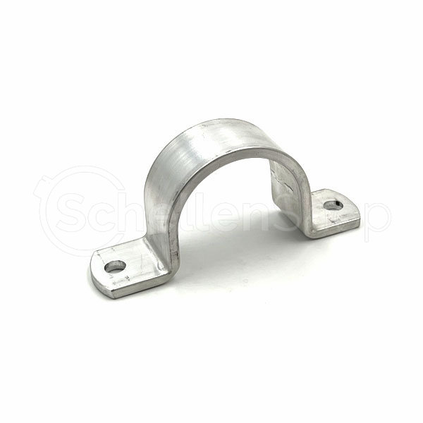 Rohrschelle nach DIN 5533 aus Aluminium, zweilaschig – Robuste und leichte Rohrbefestigung. Rohrschelle nach DIN 5533 aus Aluminium, zweilaschig, silberfarben, mit gebürsteter Oberfläche und zwei Befestigungslöchern, auf weißem Hintergrund.
