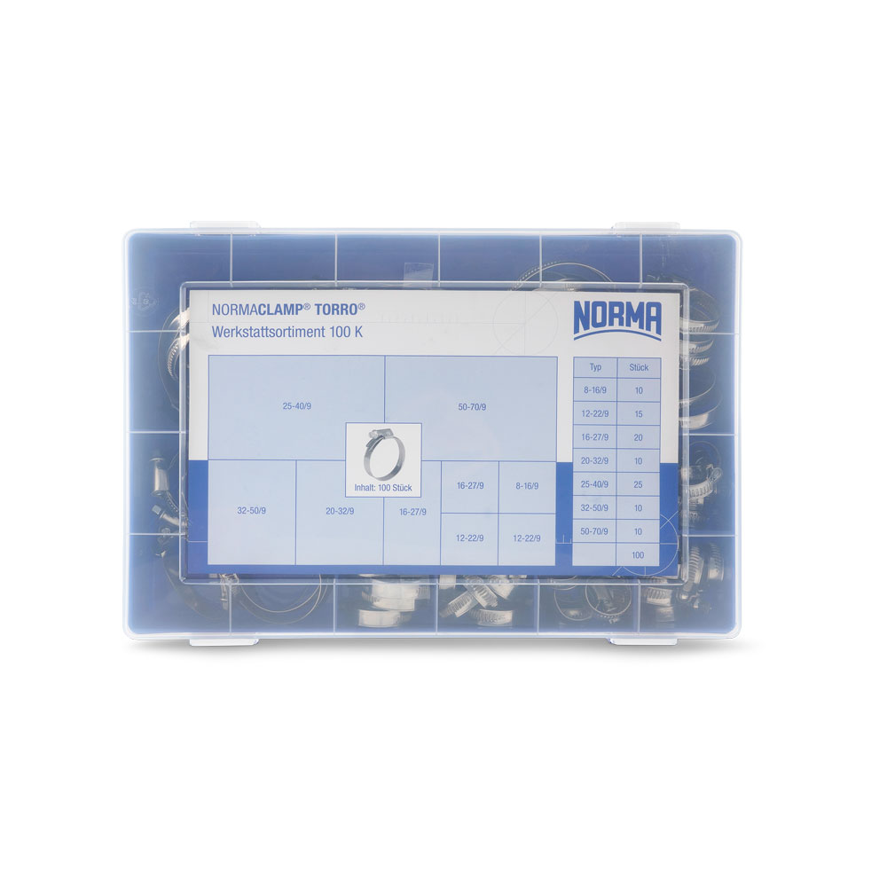 NORMACLAMP TORRO Werkstattsortiment 100 K Schlauchschellen-Set. Transparente Box mit NORMACLAMP TORRO Werkstattsortiment 100 K, gefüllt mit 100 silberfarbenen Schlauchschellen unterschiedlicher Größen. Ein Etikett mit Typen und Stückzahlen ist sichtbar.