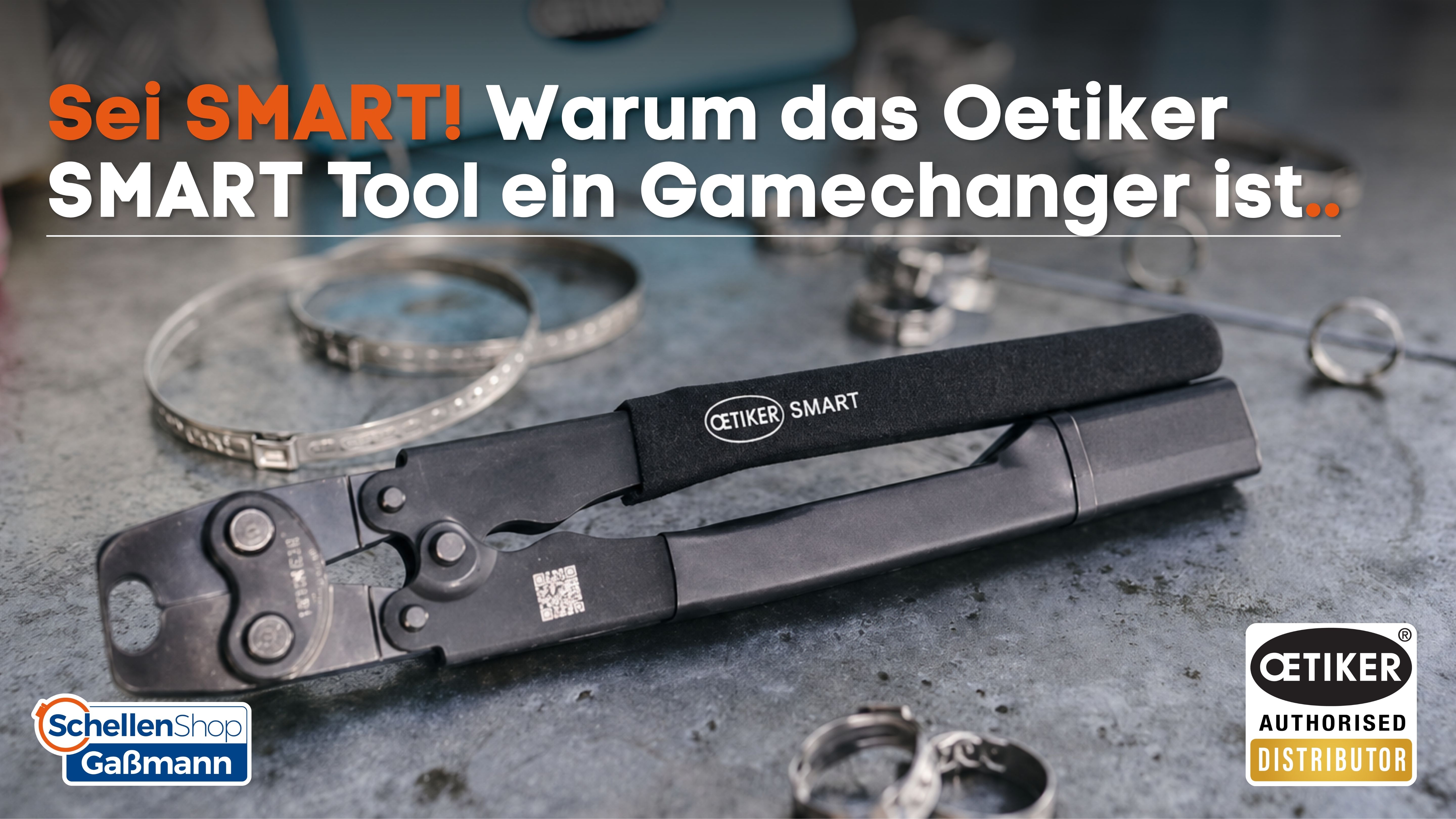 Eine schwarze Oetiker SMART Crimpzange liegt auf einem grauen, strukturierten Untergrund. Sie ist umgeben von mehreren glänzenden Metall-Schlauchschellen. Im oberen Bildbereich ist ein großer Text zu sehen, der besagt: 'Sei SMART! Warum das Oetiker SMART