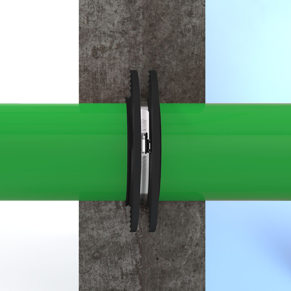 Fernco Mauerkragen PFT (FRK) Radonsperre schützt vor Feuchtigkeit durch Grundwasser – Dichtmanschette für Rohrdurchführungen in Betonwänden. Fernco Mauerkragen PFT (FRK) in Schwarz, mit Metallklemme um ein grünes Rohr befestigt, das eine Betonwand durchquert. Schützt als Radonsperre vor Feuchtigkeit durch Grundwasser.