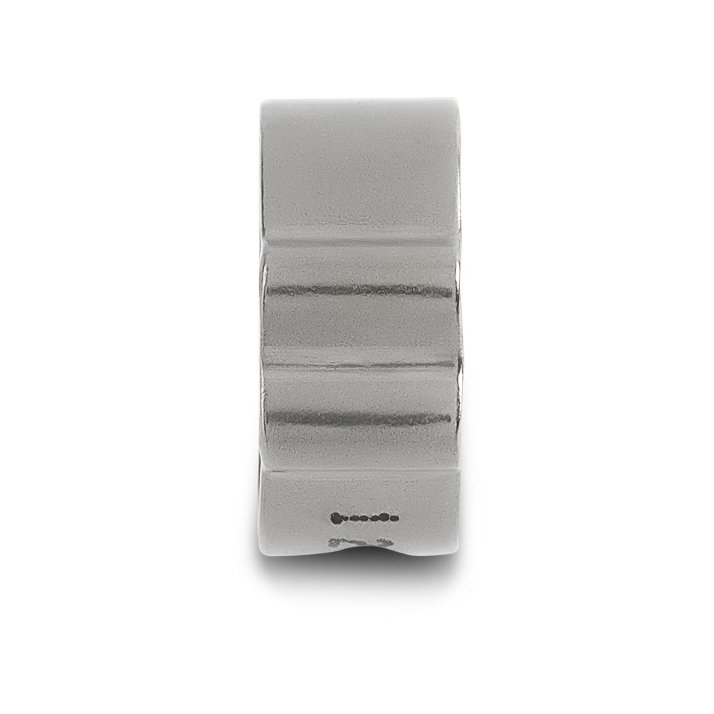 Detailansicht der 1-Ohrklemme: Eine robuste Metallklemme mit glänzender Oberfläche und geriffelter Struktur für sicheren Halt. 1-Ohrklemme aus glänzendem, silberfarbenem Metall mit geriffelter Oberfläche.