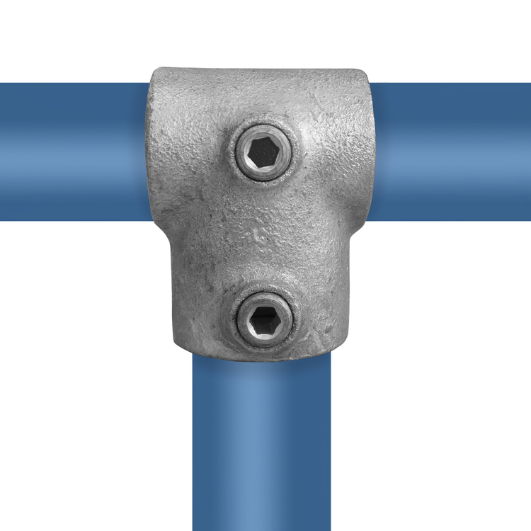 Rohrverbinder T-Stück kurz – Kombination von zwei unterschiedliche Durchmesser – Typ 2V. Ein silbergraues T-Stück aus Metall mit sichtbaren Inbusschrauben, das horizontal und vertikal verlaufende blaue Rohre miteinander verbindet.