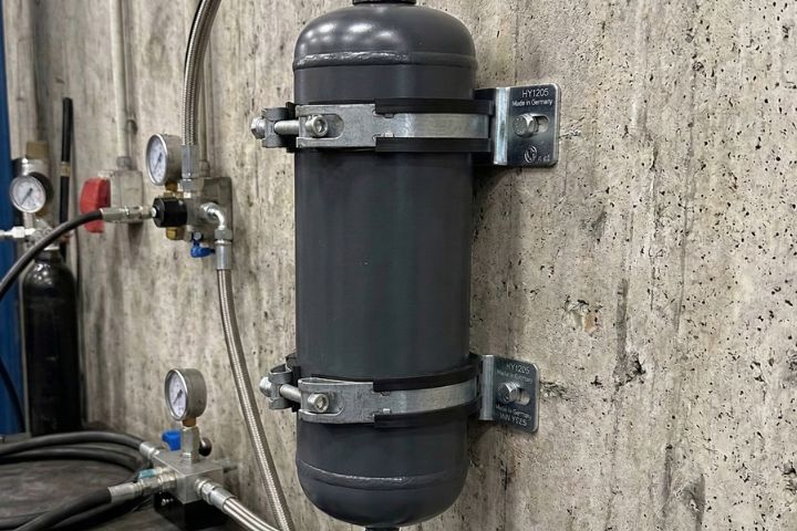 Druckspeicher / Hydrospeicher befestigen