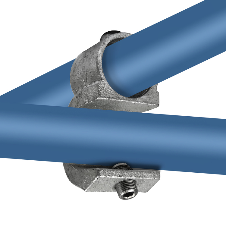 Nahaufnahme des Rohrverbinders Kreuzstück offen mit Einlage - Typ 201 aus grauem Metall, der zwei blaue Rohre stabil verbindet. Eine sichtbare Sechskantschraube sichert die Verbindung.