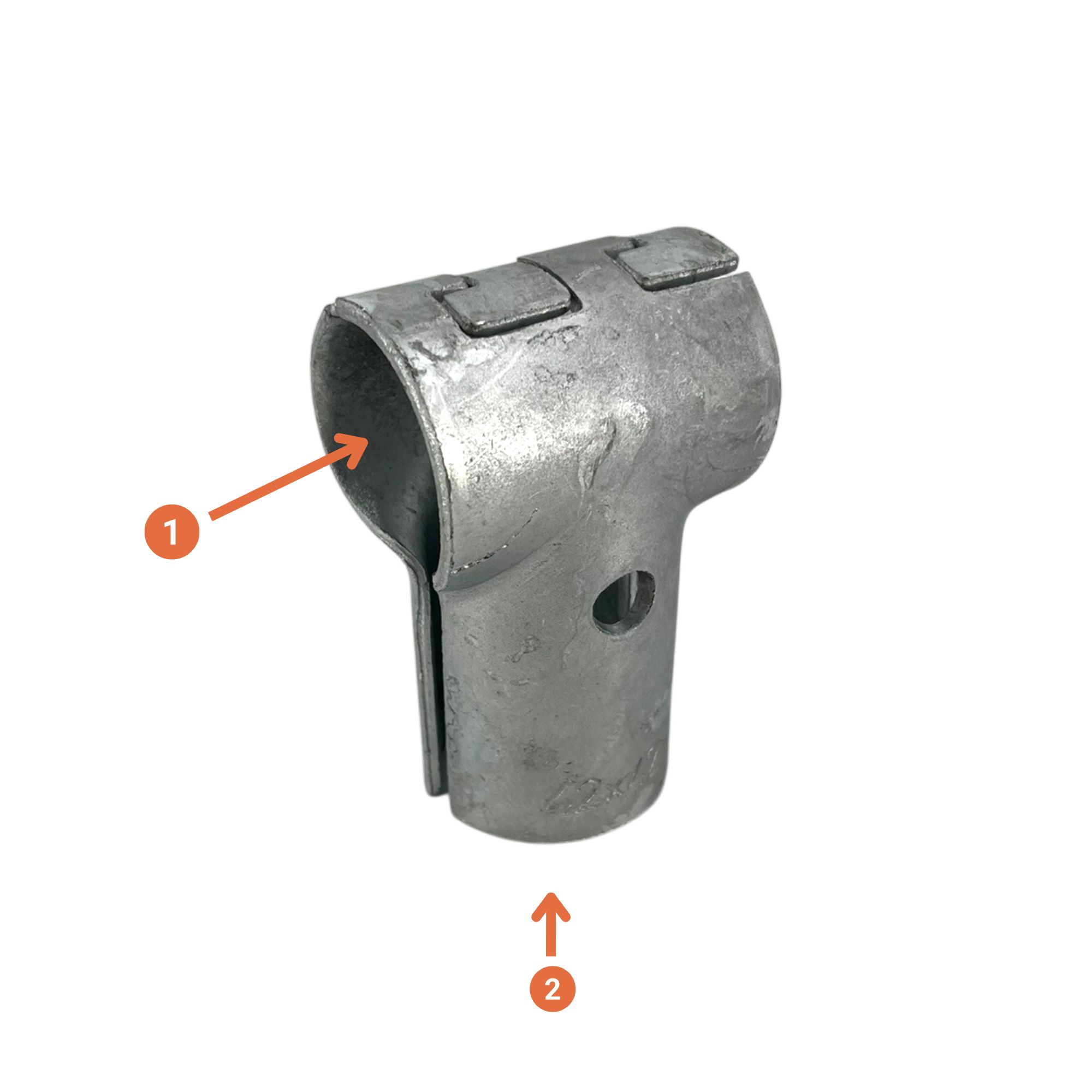Klauen-Schellen / T-Schelle geteilt und verzahnt (Typ 015), feuerverzinkt. Eine robuste, silberne Metallklemme mit zwei rechtwinkligen Öffnungen. Die obere, geteilte Öffnung ist gezahnt, die untere vertikale Öffnung hat ein Befestigungsloch. Isoliert auf