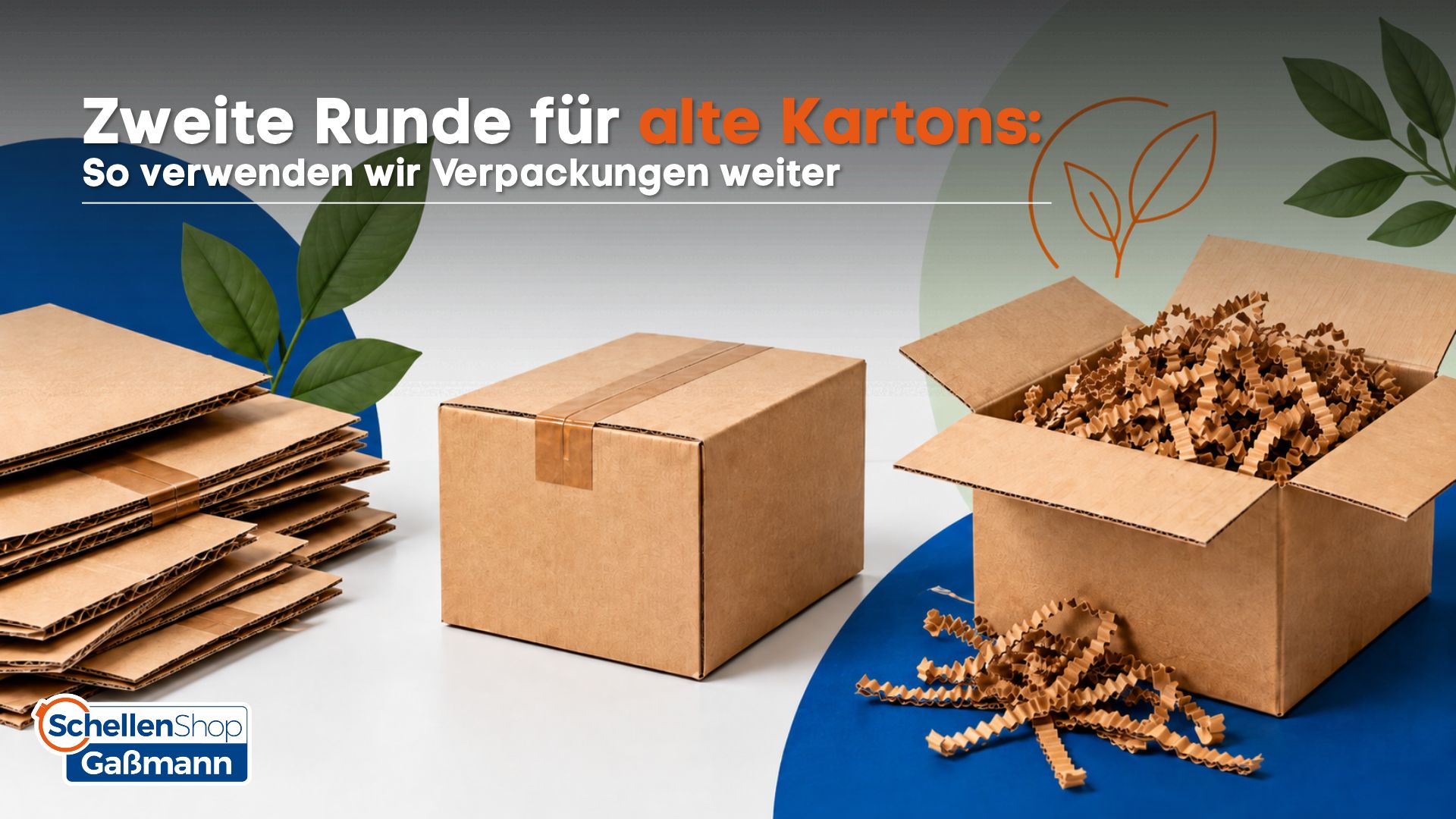 Bild zum Thema 'Zweite Runde für alte Kartons: So verwenden wir Verpackungen weiter' mit einem Stapel flachliegender Kartonzuschnitte, einem verschlossenen Karton und einem offenen Karton voller wellenförmigem, braunem Füllmaterial, das die Wiederverwendu