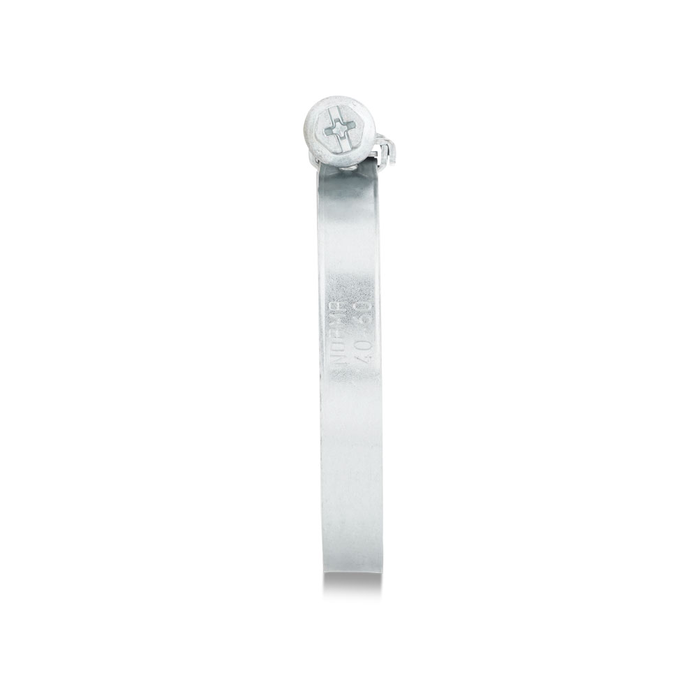 Robuste, silberfarbene Schlauchschelle mit Kreuzschlitzschraube zur sicheren Befestigung von Schläuchen und Rohren. Metallene Schlauchschelle mit Schraubmechanismus und den Gravuren "09 07" und "NORMA" auf weißem Hintergrund.