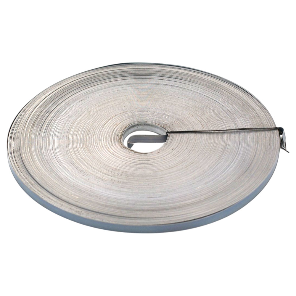 Bandrolle 5 x 0,3 mm, 50 Meter Bandrolle 5 x 0,3 mm, 50 Meter, ein silberfarbenes Metallband eng aufgerollt auf weißem Hintergrund. Das Ende des Bandes ist mit einem kleinen Clip gesichert.