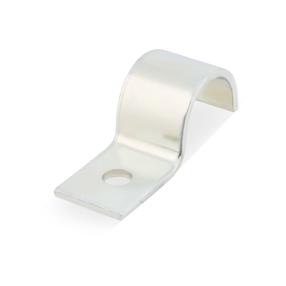 Befestigungsschelle BSN 530: Robuste U-Schelle aus Metall mit Montagebohrung für Rohre und Kabel. Nahaufnahme einer glänzenden Befestigungsschelle BSN 530 aus Metall, U-förmig gebogen, mit einem einzelnen Rundloch an der flachen Montagefläche auf weißem Hintergrund.