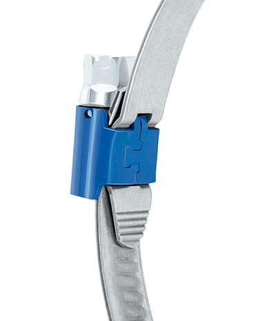 Robuster blauer Verschluss für flexible Metallbänder, geeignet zur Befestigung und Bündelung in Industrie und Handwerk. Nahaufnahme eines blauen Schnellverschlussmechanismus, der zwei silberne Metallbänder verbindet.